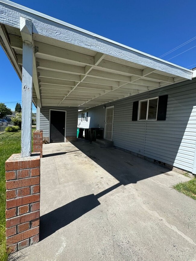 Building Photo - 2bdrm, 1 bath duplex with carport and fenced yard
