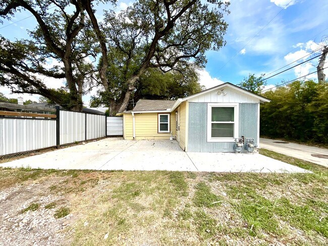 Photo - ALL BILLS PAID!! 1 Bedroom / 1 Bath Unit Near South Side Lions Park!