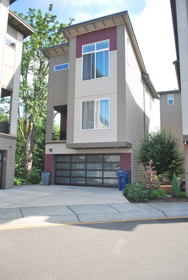 Exterior -2 car garage - 1322 152nd Ln SW Casa Adosada