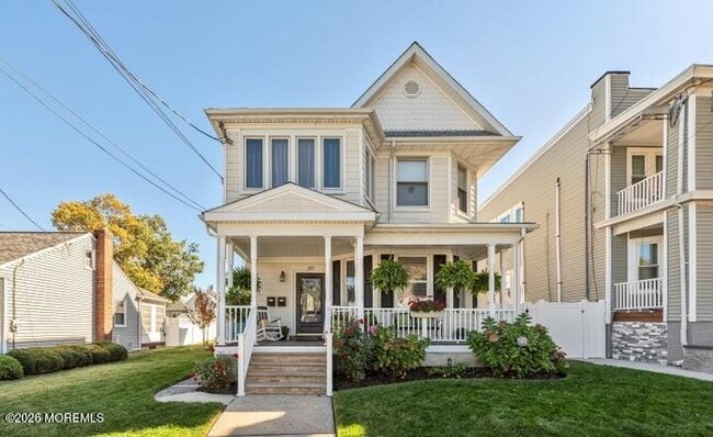 Building Photo - 353 Main St