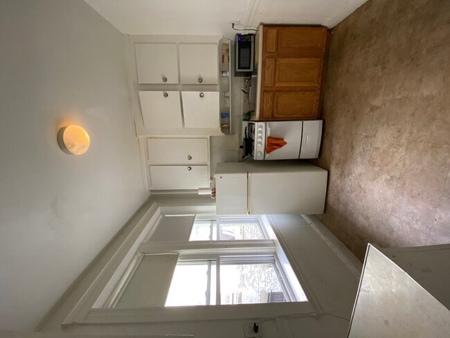 Building Photo - 127 Sutherland Rd Unit I
