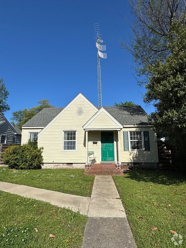 Building Photo - Historic 3 bedroom Home in downtown Clarks...