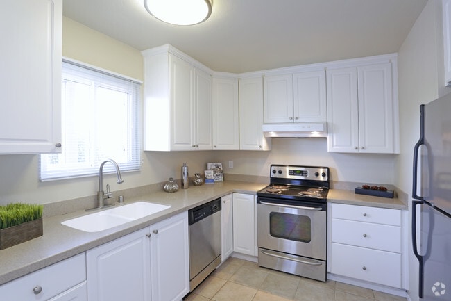 2 BR, 2 BA - 925 SF
