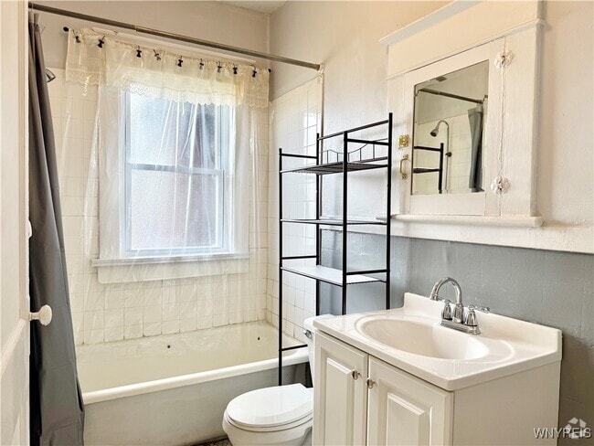 Building Photo - 422 Skillen St Rental