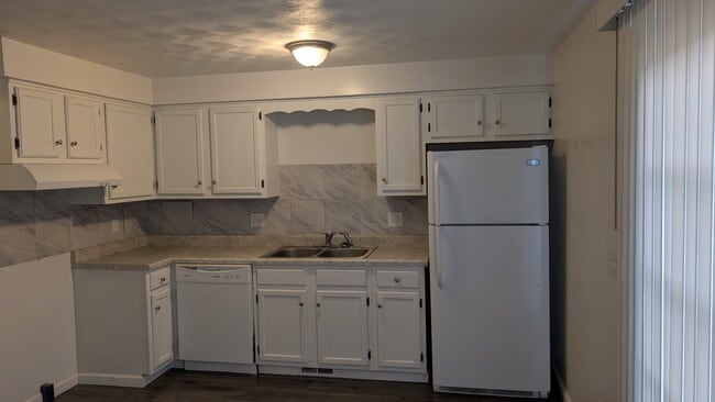 Kitchen refrigerator included - 7227 Seymour St NW