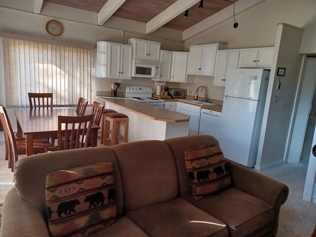 Building Photo - Winter 2026/27 Top floor end unit | 2 bed / 2 bath + loft