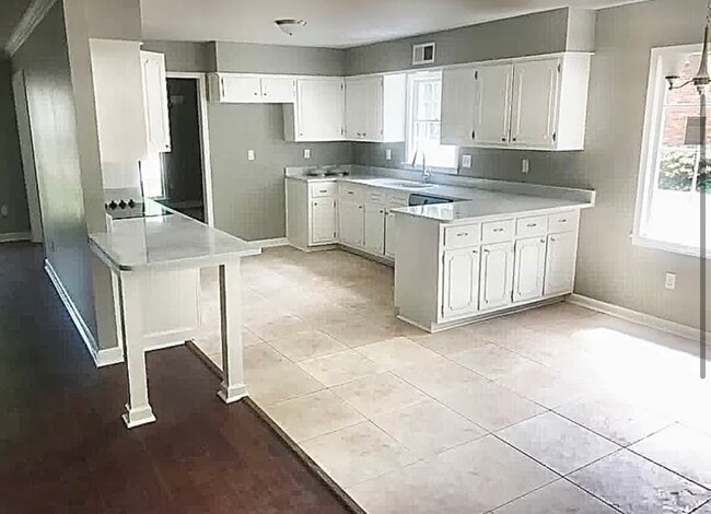 Photo - 1601 McHenry Cir E