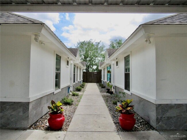 Building Photo - 14 W Harrison Ave Unit 2