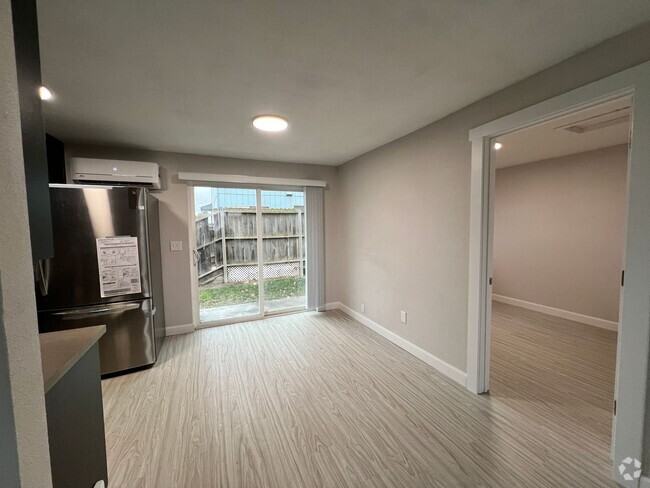 Building Photo - Freshly Remodeled 3 bedroom! Rental