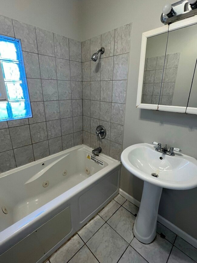 Photo - 918 Logan St SE