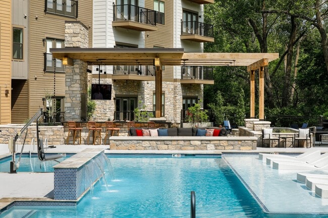 RELAXING POOLSIDE W/ OUTDOOR GRILLING LOUNGE