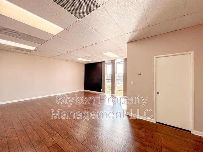 Building Photo - 555 S Schuyler Ave Rental