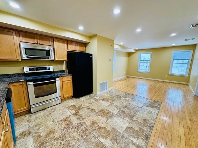 Building Photo - 163 Atwells Ave Unit 3R