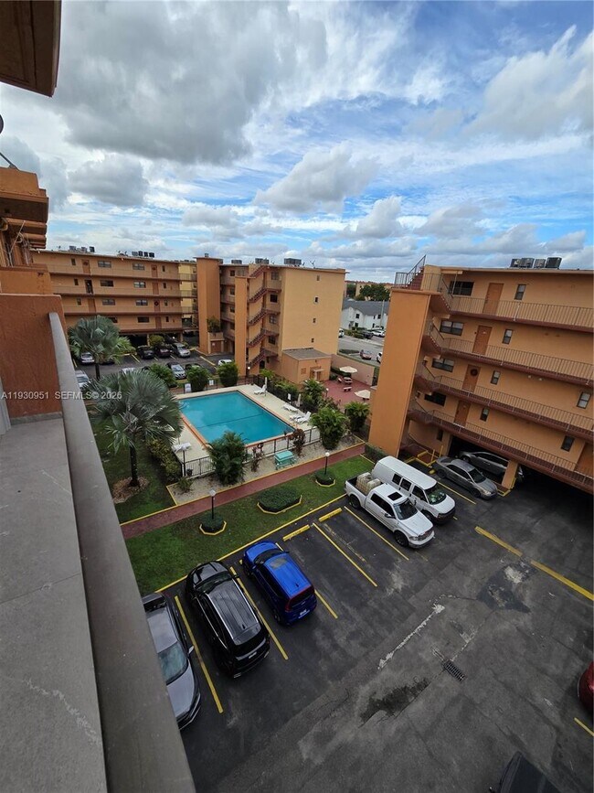 Photo - 1800 W 54th St Unidad 409