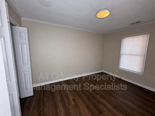 Photo - 1908 Greenoaks Rd