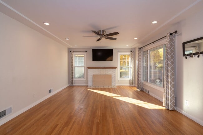 Photo - 5 Bed 2 Bath Home Available in Spokane Val...