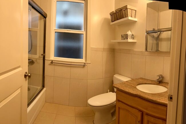 Photo - 681 40th Ave Unidad Furnished 4 bedrooms 3 baths 2nd Floor flat