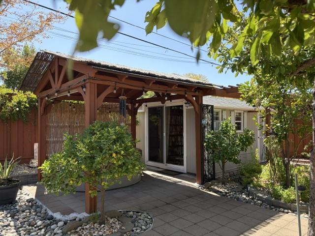 1562 Tobias Dr