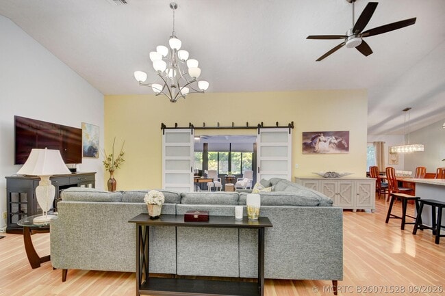 Photo - 1098 Primrose Ln