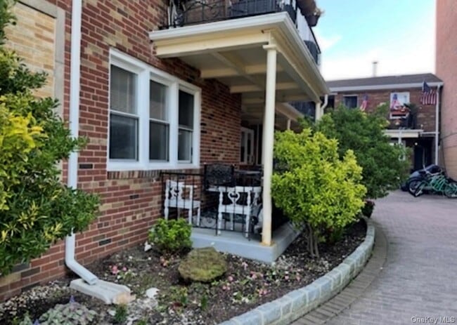 Building Photo - 750 E Broadway Unit B2