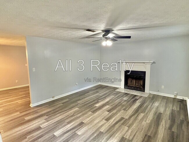 Photo - 2010 Oakwood Dr