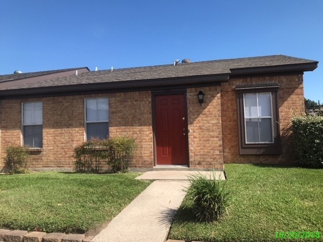 Building Photo - 3 BEDROOM 2 BATH PATIO HOME WITH  1112 SF