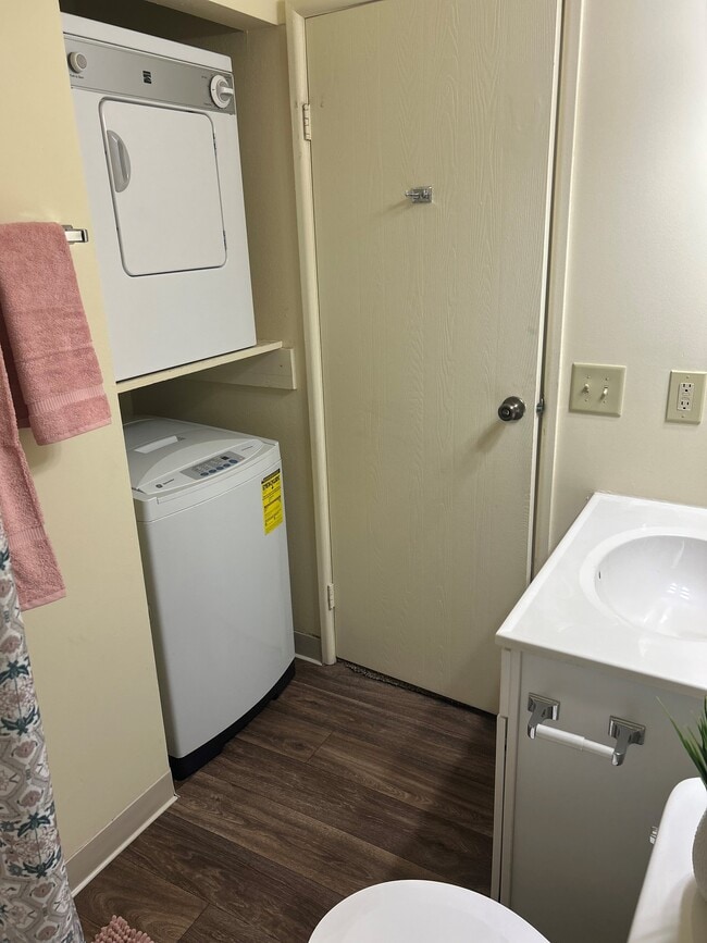 The Pinnacle - Hallway Bathroom with Washer & Dryer Included