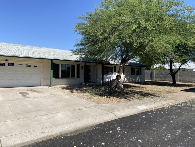 Building Photo - Freshly painted and ready for new occupant... Rental