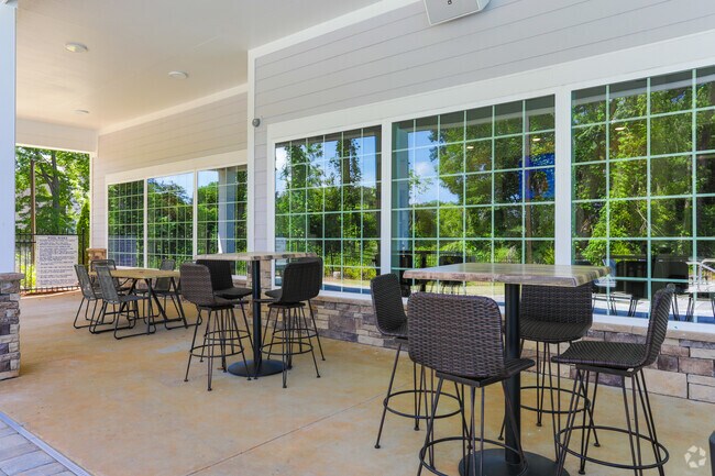 Flagship Carrollton Apartments and Townhomes