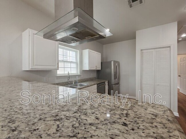 Photo - 1461 N Robertson St