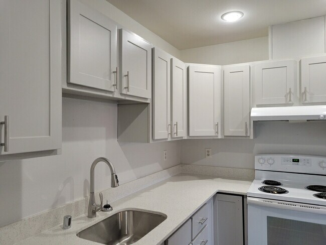 Photo - Malaga Court Apartments