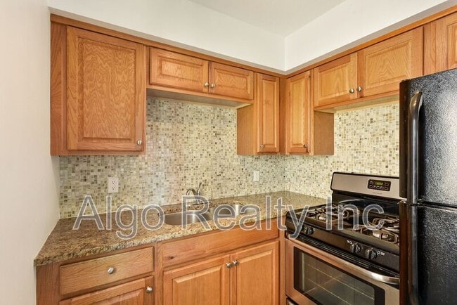 Building Photo - 729 E 16th St