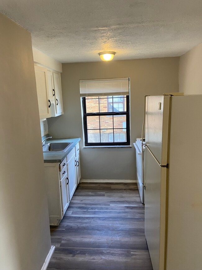 Photo - 551 Telford Ave Unit B