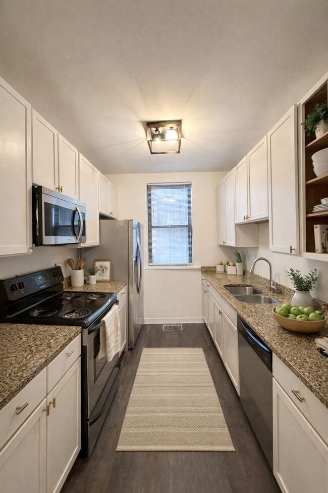 Photo - 642 N Dearborn St