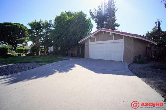 Building Photo - Phenomenal Home Located In Gated Community!