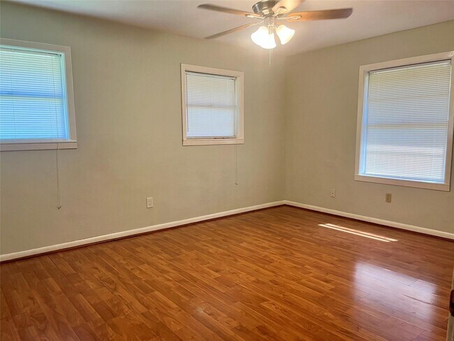 Photo - 2005 2nd St N