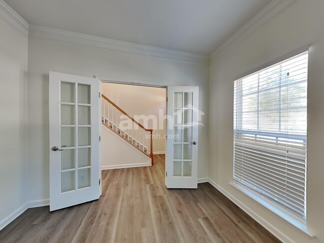 Photo - 1015 Farmingham Ln