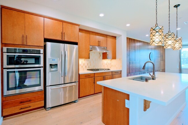 Photo - Beautiful end unit 4 bedroom condo in Dublin