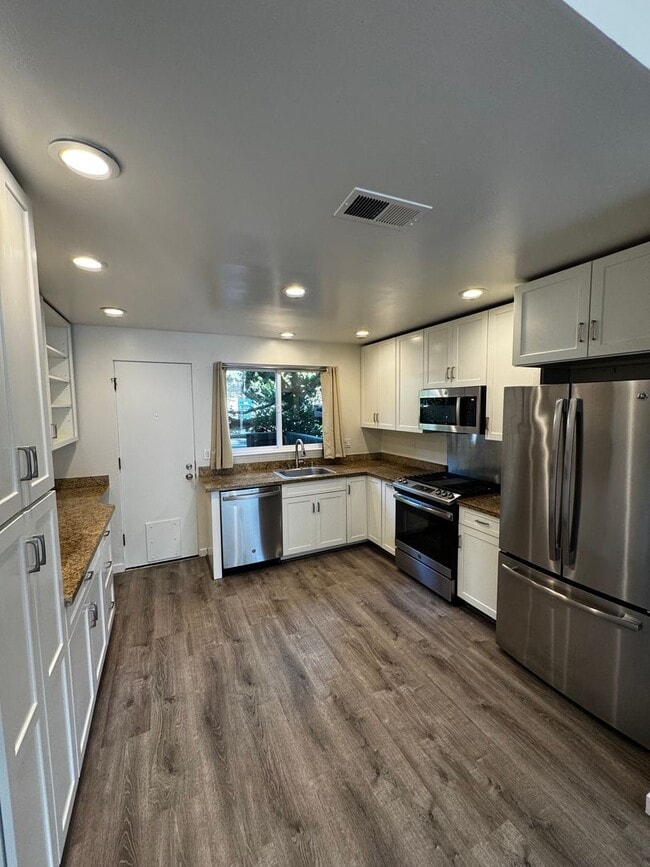 Building Photo - Gorgeous Updated 3-Bedroom Townhome in Pri...