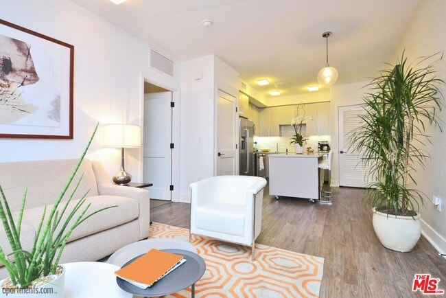 Photo - 1168 S Barrington Ave Unidad 210