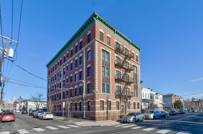 Building Photo - 608 Bramhall Ave Unit 1A