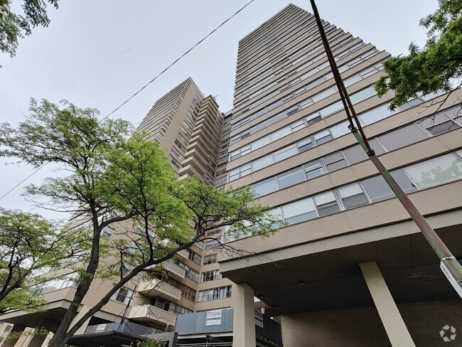 Building Photo - 6301 N Sheridan Rd Unit 15C Rental