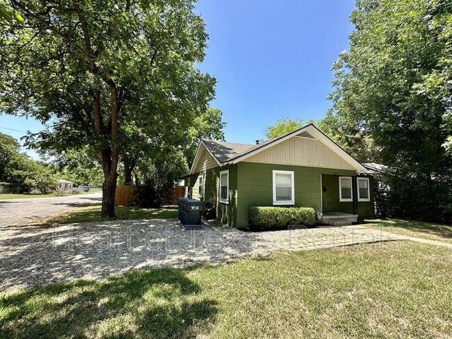 Building Photo - 1821 Live Oak Ave Rental