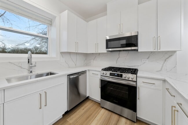 Building Photo - Renovated 2 bedroom Apartments available 4/15 - Logan Square / Hermosa / Humboldt Park Unit 1F