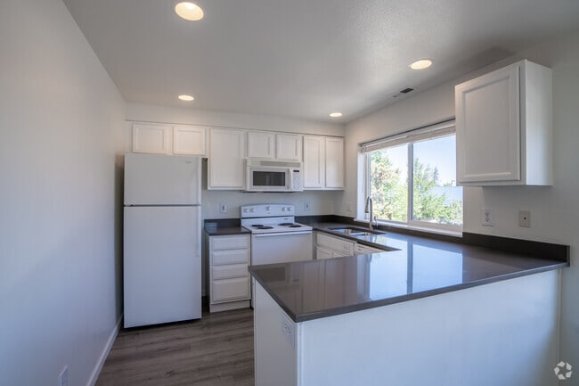 2BR, 2BA - 963SF - Kitchen