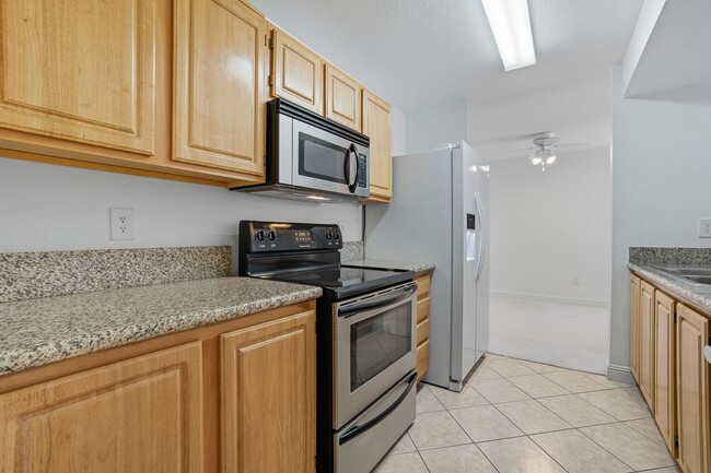 Photo - Beautifully maintained 1-story condo in Re...