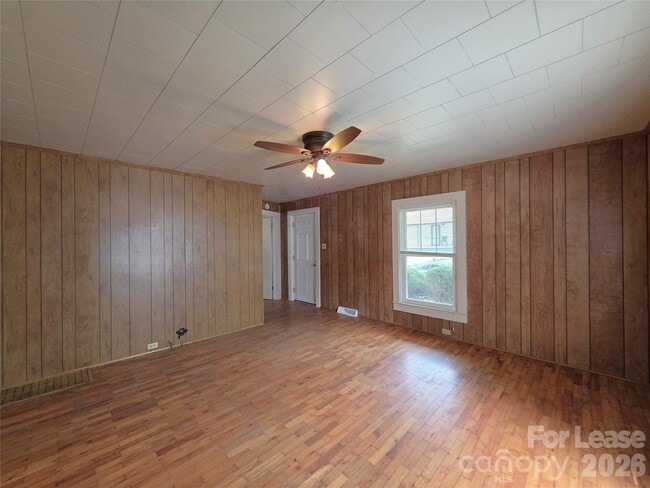 Photo - 215 College St
