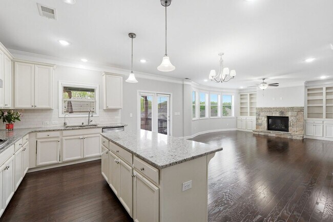 Photo - 304 Cochin Dr