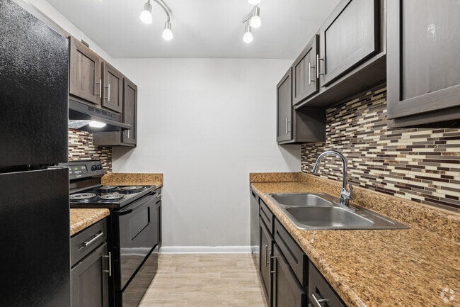 2 x 1 2BR, 1BA - 1,028SF - Kitchen - Candlewood