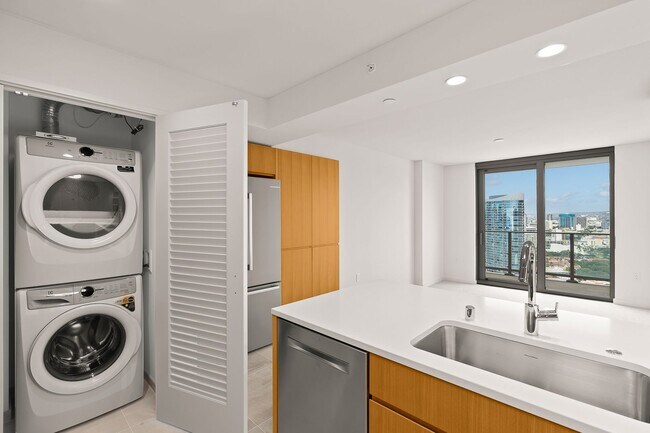 Photo - Sky Ala Moana 1bd/1bth/1prk with open views Unidad 3804